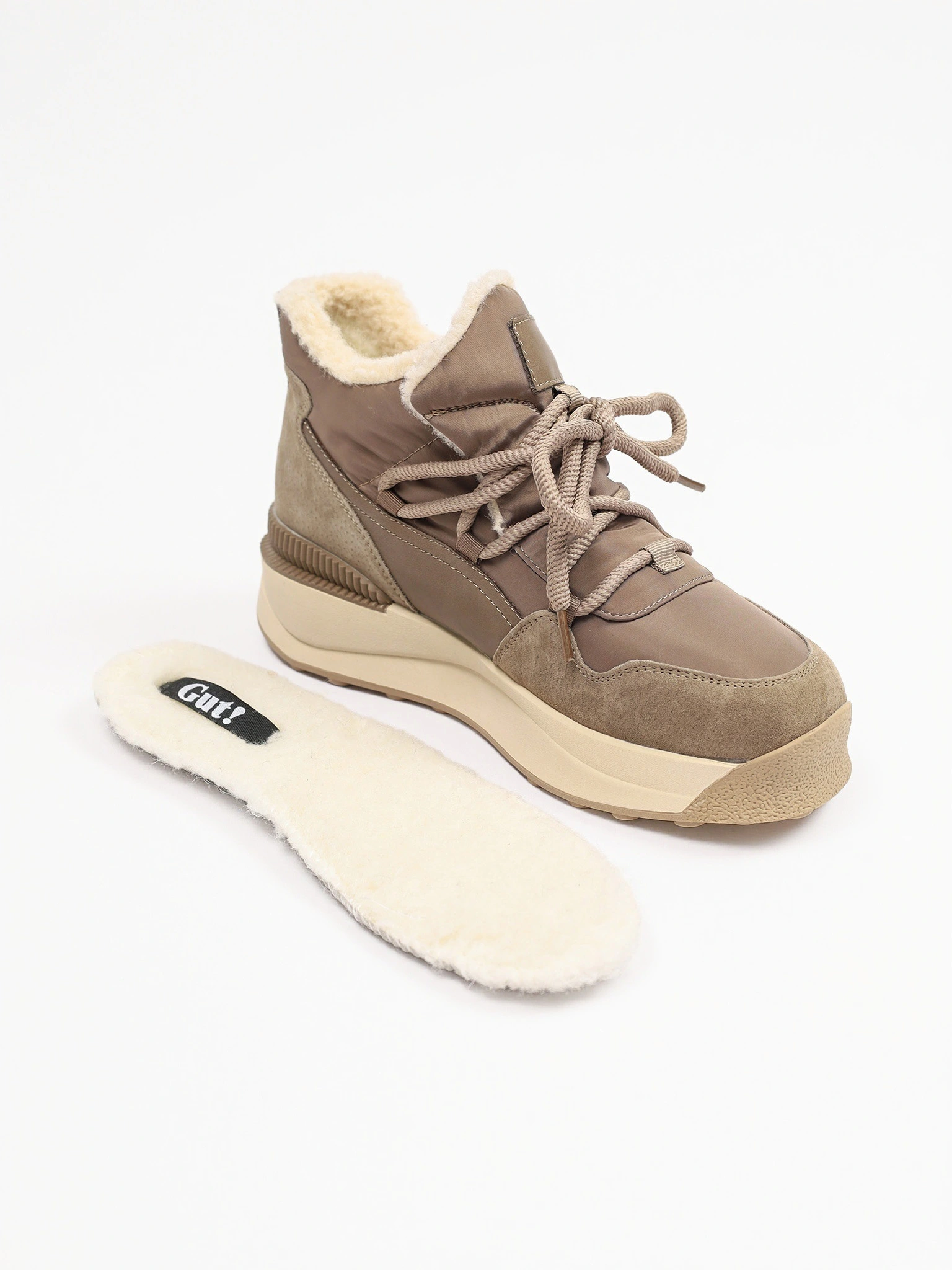 Ботинки комбинированные бежевого цвета на контрастной средней подошве